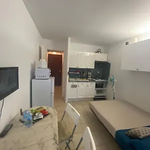 https://joli-studio-neuf-av-terrasse-50-m-de-la-mer-et-gare.fr-provencehotel.com